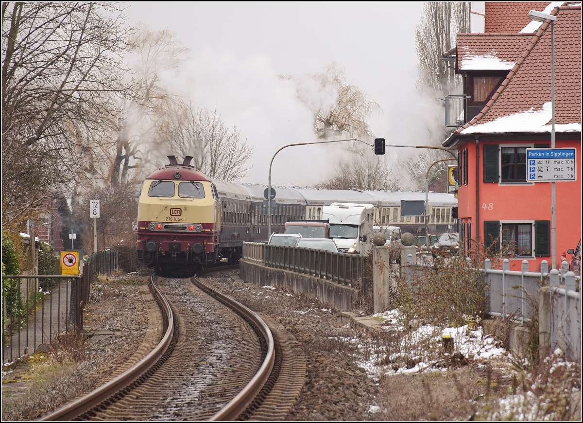 Mit Dampf zum Gotthard. Durchfahrt Sipplingen mit Schiebelok 218 105-5. März 2018