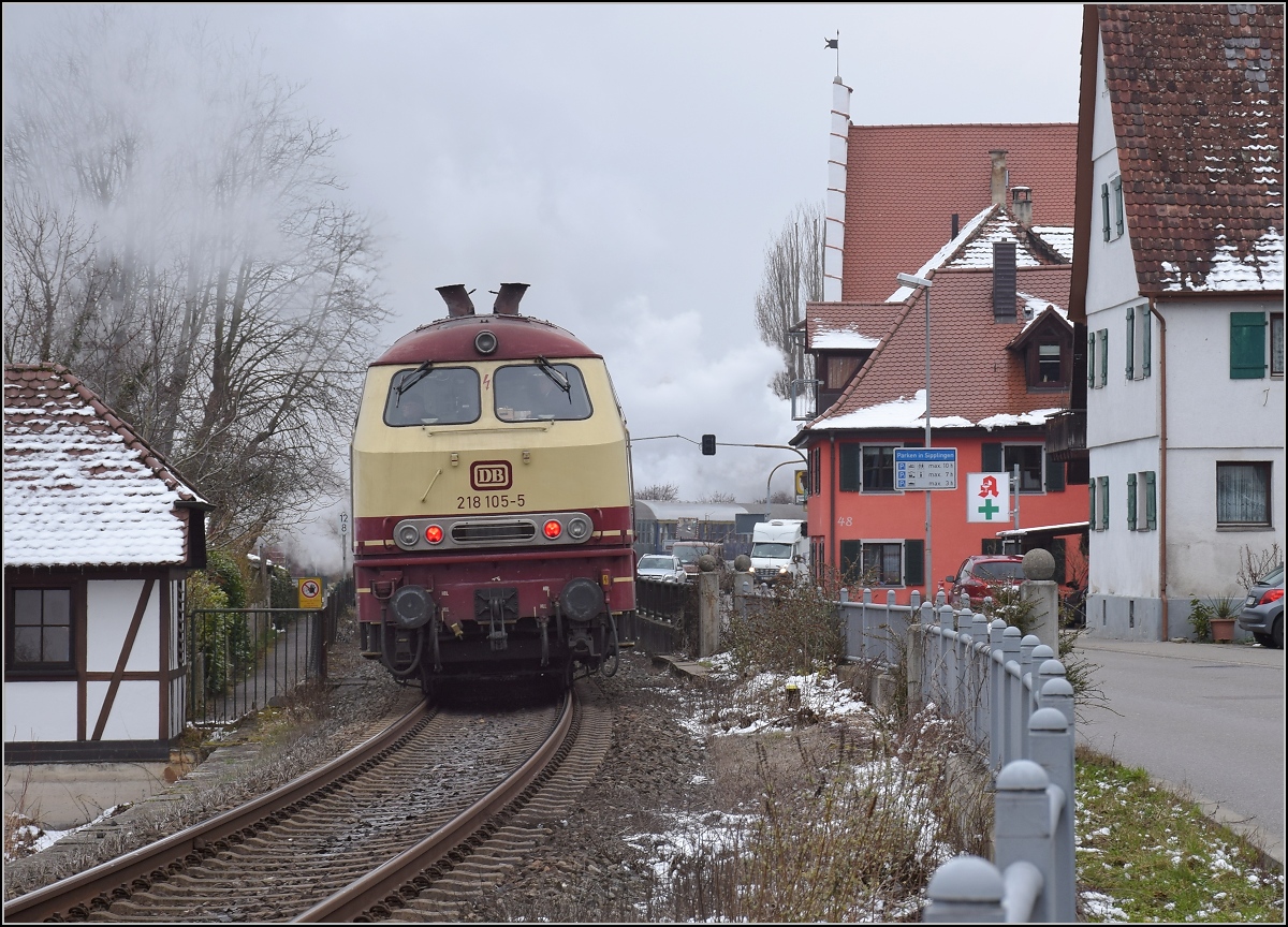 Mit Dampf zum Gotthard. Durchfahrt Sipplingen mit Schiebelok 218 105-5. März 2018
