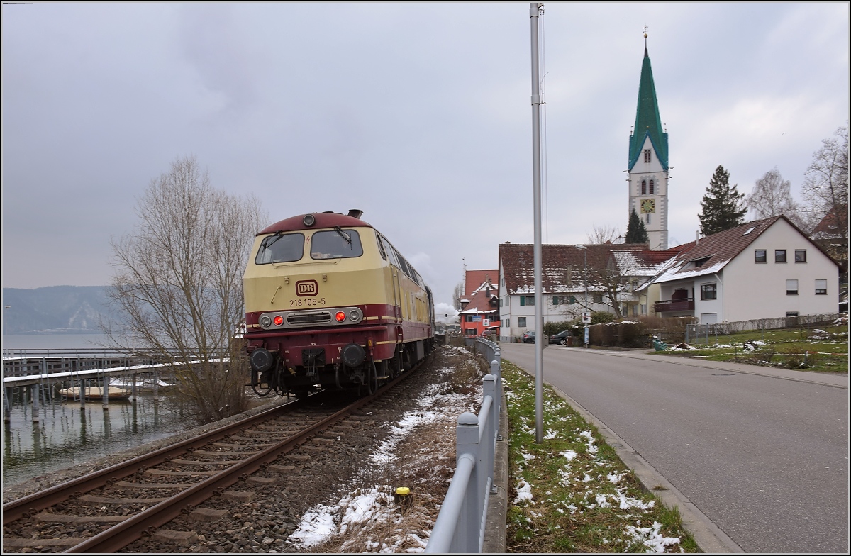 Mit Dampf zum Gotthard. Durchfahrt Sipplingen mit Schiebelok 218 105-5. März 2018