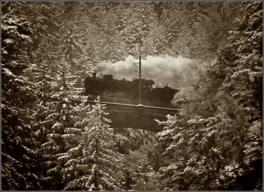 Mit Dampf zum Gotthard. Im Schneesturm taucht der Elefant C 5/6 2969 auf der oberen Maienreussbrücke auf. Mal als historisch anmutende Reminiszenz. Wassen März 2018. 