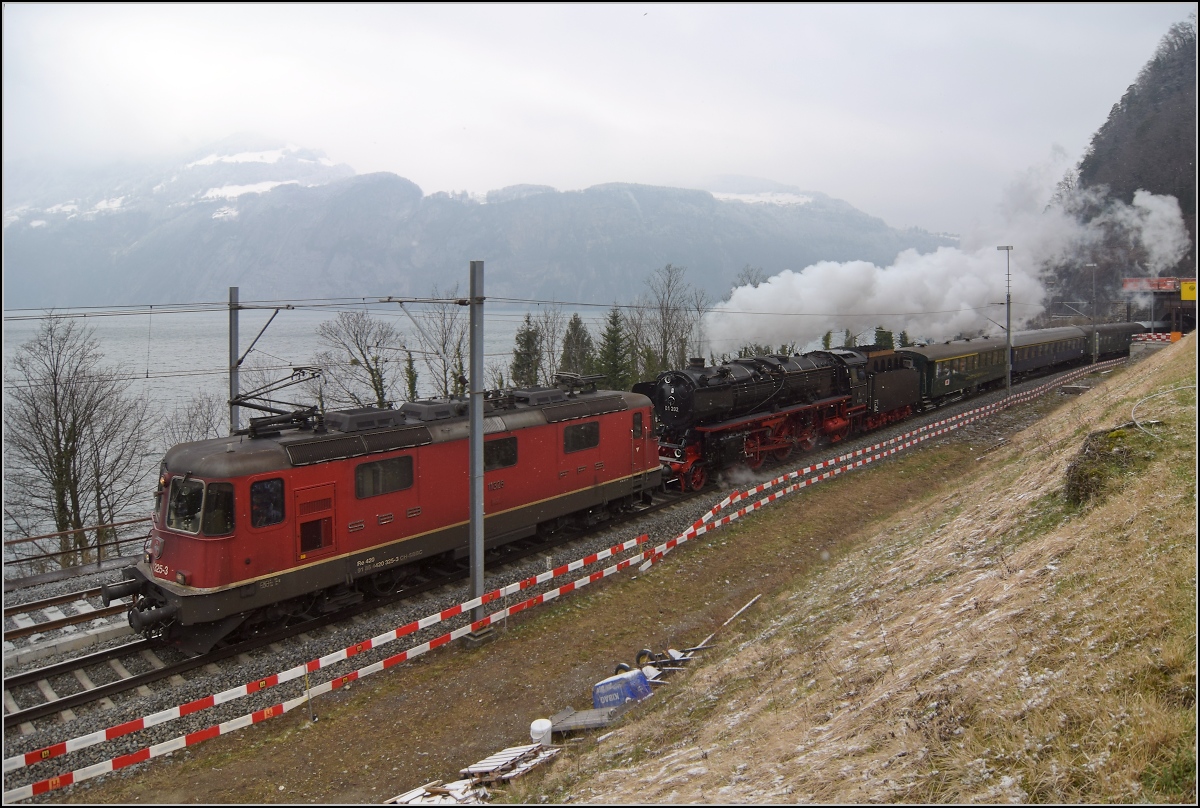 Mit Dampf zum Gotthard. Im Herzland der Eidgenossen muss 01 202 mit Blindenhund Re 4/4 II 11325 zur Bergstrecke gebracht werden. Sissikon, März 2018.