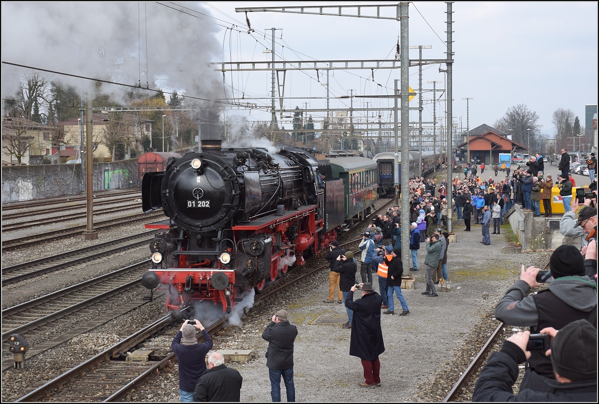 Mit Dampf zum Gotthard. In Wohlen wird 01 202 als Zuglok vor den Sonderzug gestellt. Eine 01 garantiert auch in der Schweiz einen Menschenauflauf. März 2018.