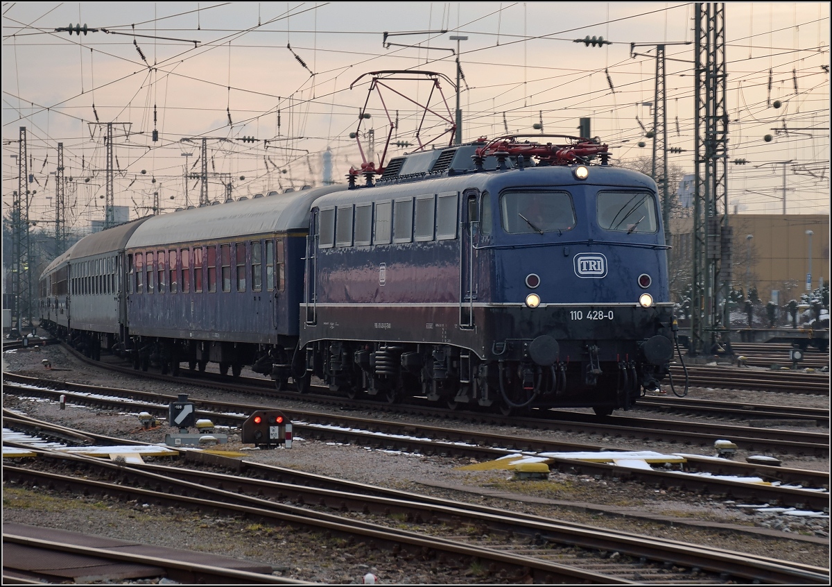 Mit Dampf zum Gotthard. Nach der Übernachtung werden die Fahrgäste in Konstanz und Singen eingesammelt. 110 428-0 fährt mit ihrem langen Zug nach Singen ein. Es sieht fast ein bisschen aus wie zu Bundesbahnzeiten. Mit dieser Lok ging es noch bis Schaffhausen, wo Schweizer Loks zur Übernahme des Zuges warteten. März 2018.