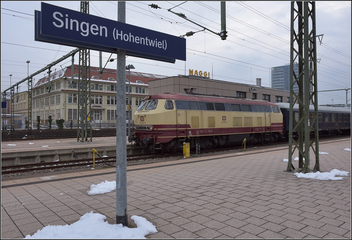 Mit Dampf zum Gotthard. Schublok am Ende des Zuges aus München war die rot-beige 218 105-5. Singen, März 2018.