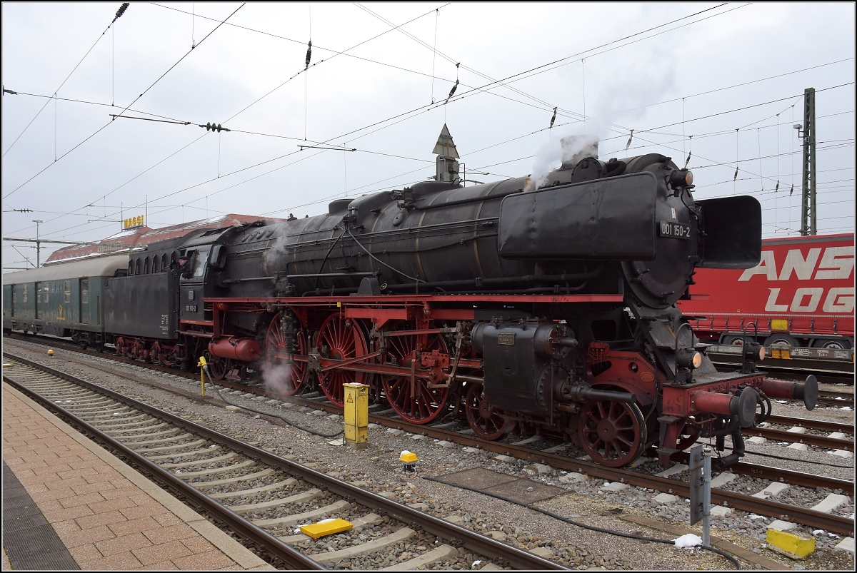Mit Dampf zum Gotthard. Sieht aber eher aus, wie der beim Personal beliebte Postzug von Frankfurt nach Konstanz. Insbesondere im Sommer nach getaner Nachtarbeit in den See springen und abends frisch nach Frankfurt zurück... Singen, März 2018.