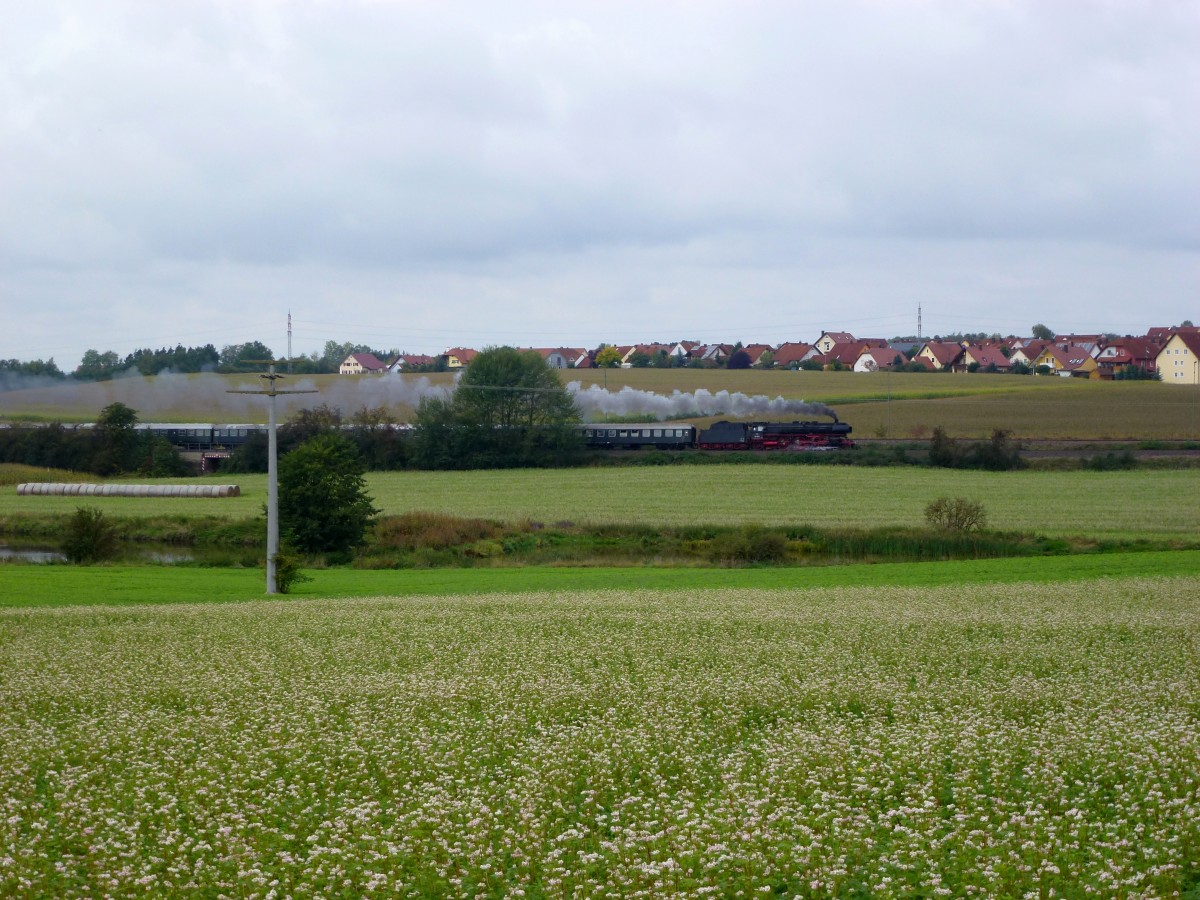 Mit Dampflok 01 150 auf historischer Route am Samstag, den 27.09.2014, ... war der Sonderzug, der hier auf seinem Weg von Regensburg nach Hof gleich in den Bahnhof Maxhütte-Haidhof einfährt.