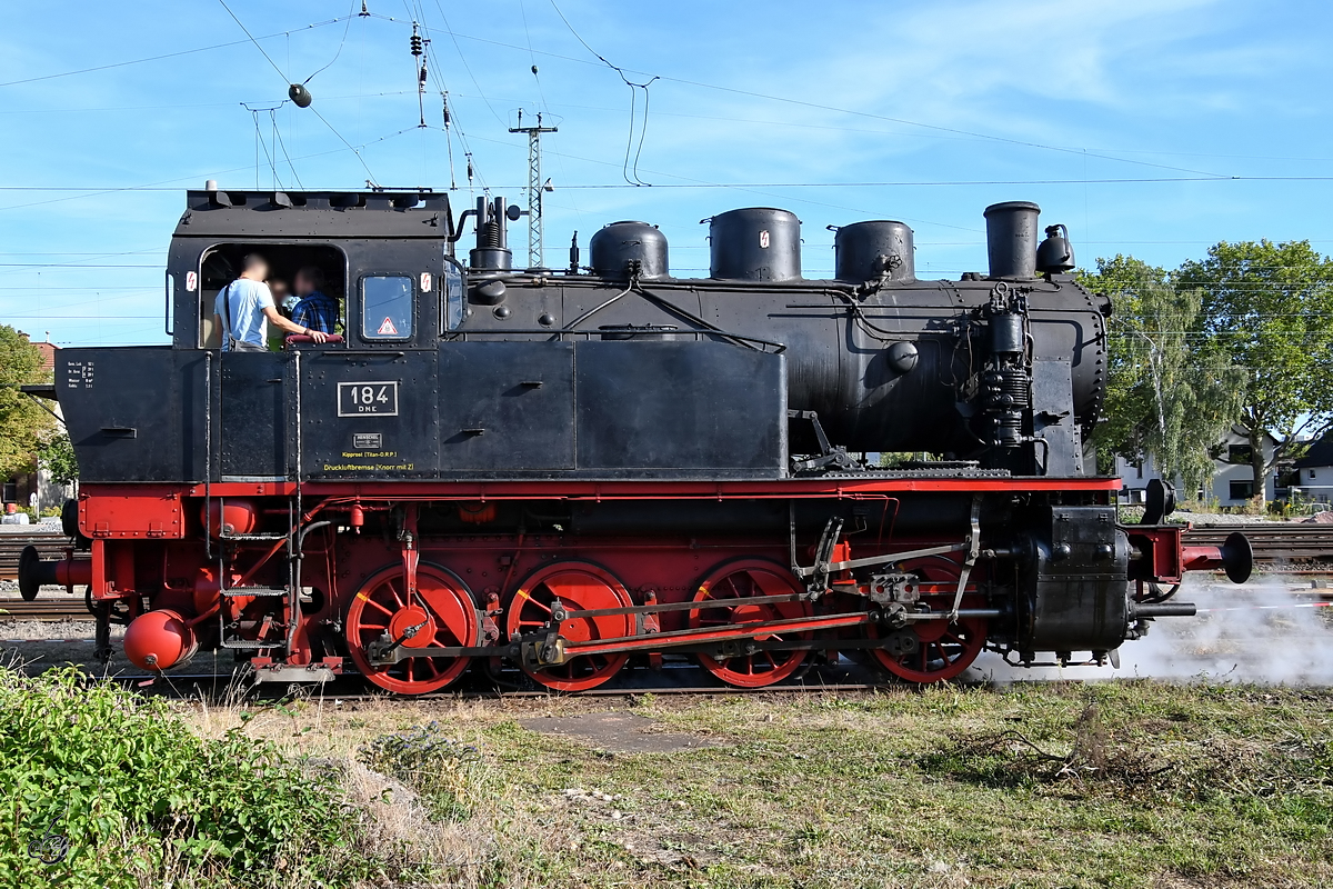 Mit der Dampflokomotive ELNA  184 DME , Baujahr 1946 wurden Führerstandsmitfahrten angeboten. (Eisenbahnmuseum Darmstadt-Kranichstein, September 2019)