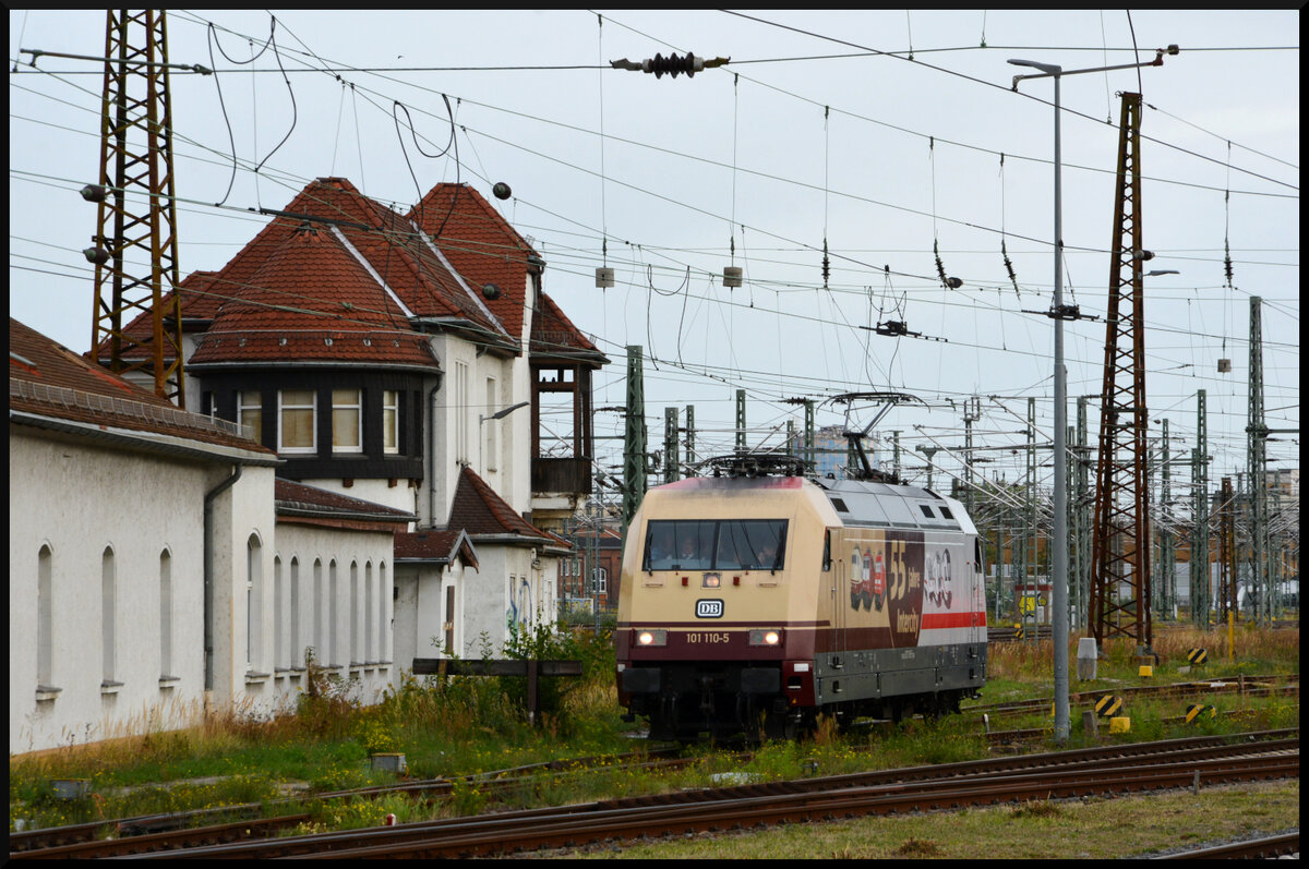 Mit der DB-Elektrolok 101 110-5  55 Jahre Intercity  bot sich am 19.09.2026 die Gelegenheit zu F�hrerstandsmitfahrten im Leipziger Hbf. Hier schleicht die Maschine am ehemaligen Stellwerk Leipzig Hbf B2 vorbei zur�ck auf Gleis 20.
