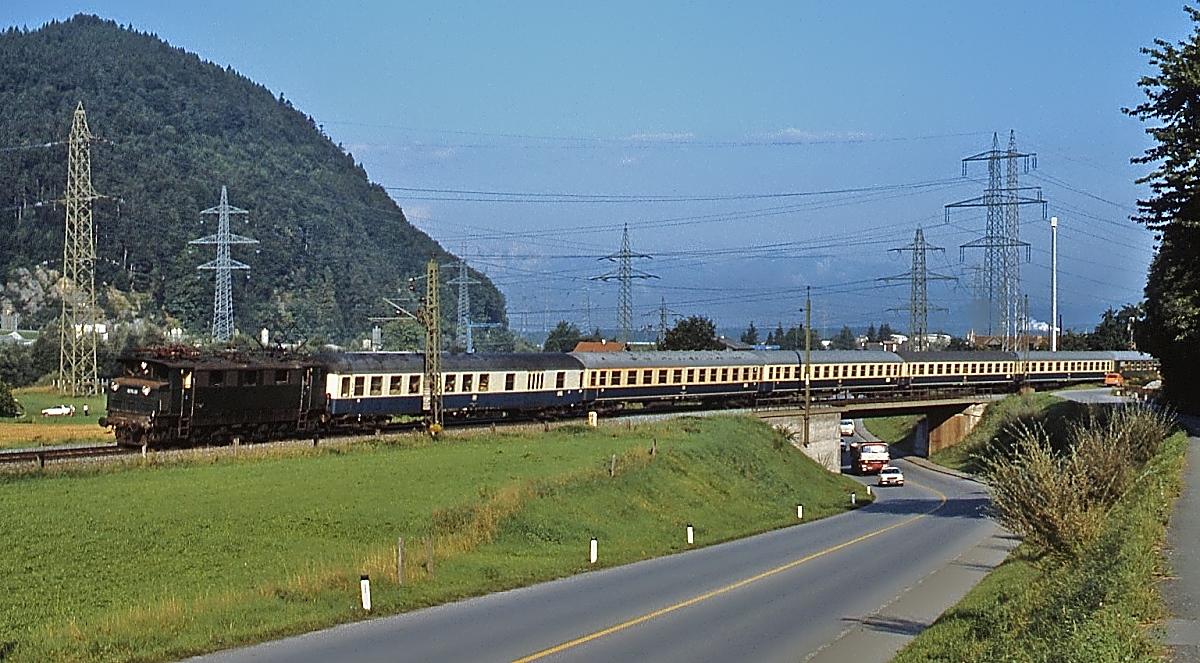 Mit einer DB-Schnellzugwagen-Garnitur kommt 1670.24 im August 1982 in Bludenz an