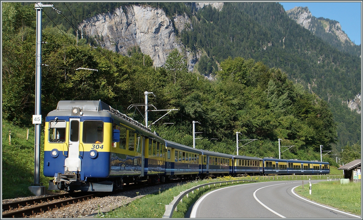 Mit dem ABeh 4/4 304 an der Spitze strebt der BOB Regiopnalzug 247 kurz nach Zweilütschinen Grindelwald zu.
7. Aug. 2015