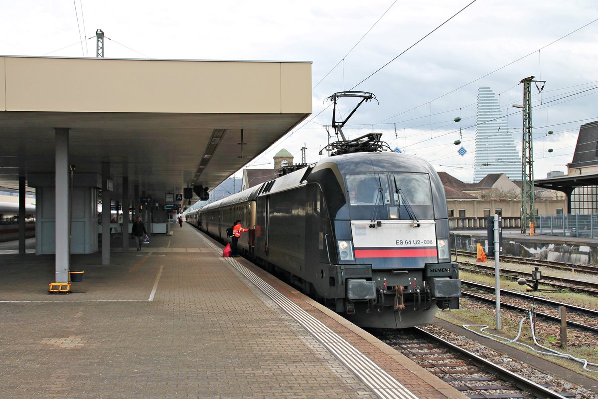Mit dem AKE-Rheingold aus Domodossola nach Dortmund stand am 29.03.2016 die MRCE/National Express ES 64 U2-096 (182 596-7) kurz nach der Ankunft am Bahnsteig 2 in Basel Bad Bf nch mit CH-Phanto und wird in Kürze den Systemwechsel machen.