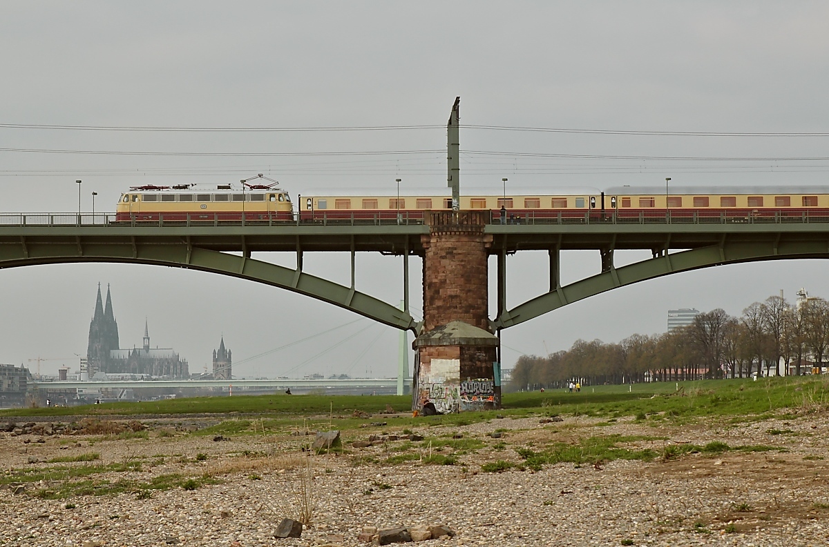 Mit dem AKE-TEE  Rund um Köln  überquert E 10 1309 am 06.04.2019 die Südbrücke