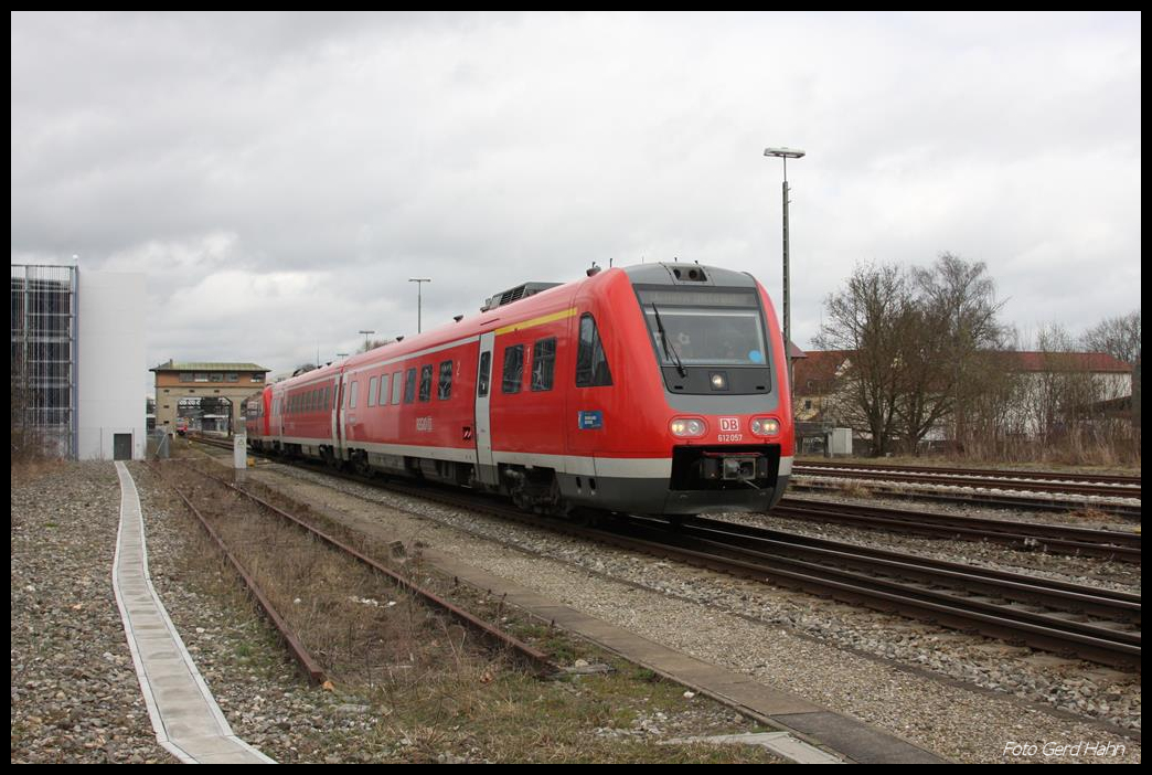 Mit dem alten Brückenstellwerk im Hintergrund ist DB 612057 am 20.3.2017 um 12.04 Uhr in Memmingen abgefahren. Zielbahnhof ist Wangen im Allgäu! 