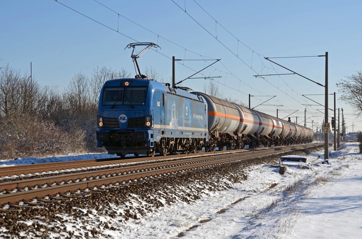 Mit dem Ammoniakzug von Großkorbetha nach Wittenberg-Piesteritz rollt 192 004 der Infra Leuna am 31.1.21 durch Greppin Richtung Dessau.