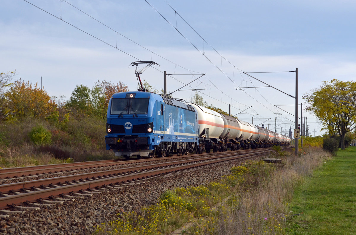 Mit dem Ammoniakzug nach WB-Piesteritz am Haken rollte der Leuna-Smartron 192 004 am 25.10.20 durch Greppin Richtung Dessau.