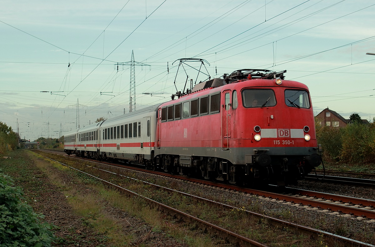 Mit dem an diesem Tag ziemlich kurzen PbZ 2471 durchfährt 115 350-1 etwa eine halbe Stunde vor Plan am 27.10.2017 den Bahnhof Lintorf