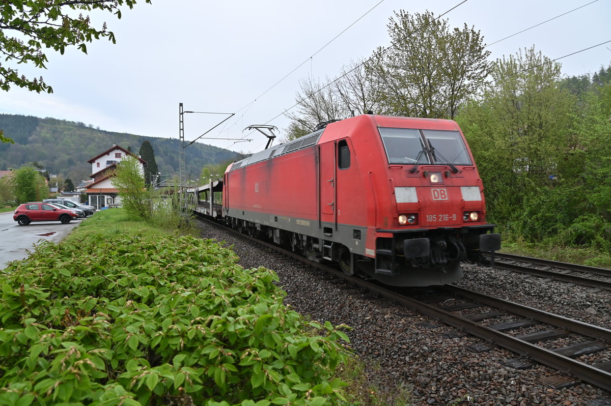 Mit dem Audileerzug ist am Donnerstagmittag
die 185 216-9 durch Neckargerach gen Binau unterwegs.
29.4.2021