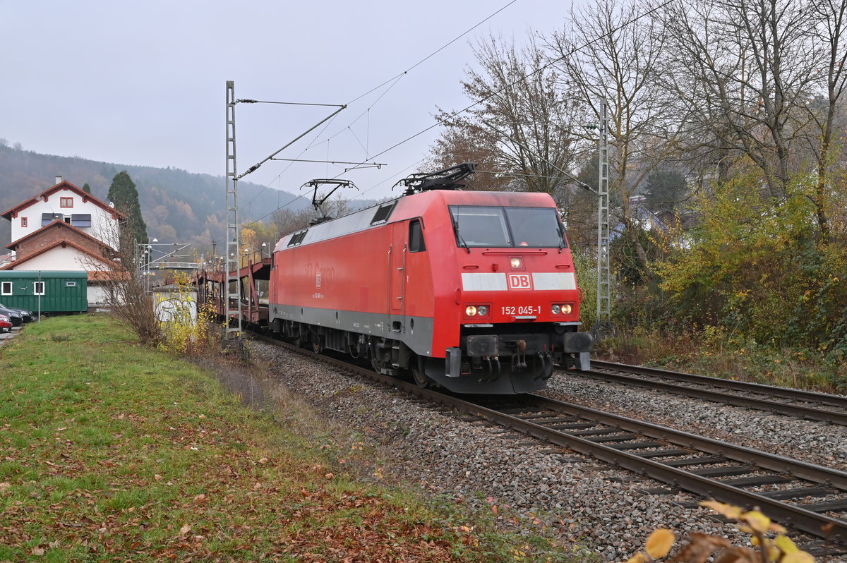 Mit dem Audileerzug nach Bad Friedrichshall Hbf ist die 152 045-1 am Vormittag des Mittwoch den 25.11.2020 durch Neckargerach gefahren.