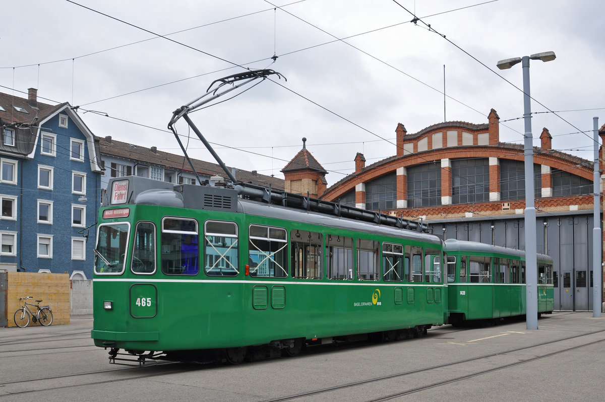 Mit dem ausgemusterten Be 4/4 465 und dem B 1439, fand am 11.05.2016 eine Polizei Übung statt. Dabei wurden mehrere Scheiben eingeschlagen. Nach der Übung steht der Zug noch auf dem Hof des Depots Wiesenplatz, wo diese Aufnahme entstand.