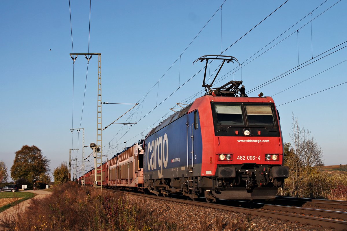 Mit dem Autozug aus Rotterdam fuhr am Nachmittag des 31.10.2017 die Re 482 006-4, welche den Zug seit Venlo bespannte, bei Müllheim (Baden) in Richtung Basel.