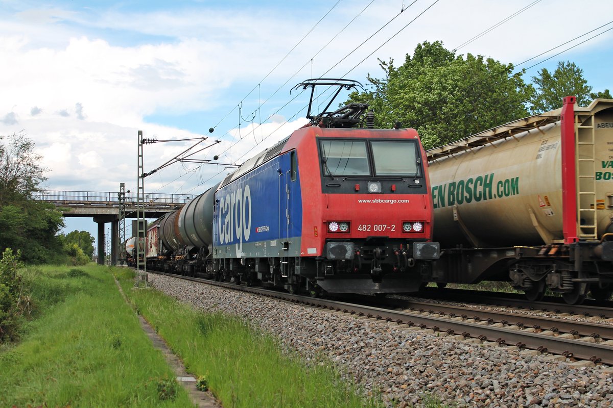 Mit dem  BASF -Zug DGS 49069 (Ludwigshafen BASF Ubf - Basel SBB Rbf) fuhr am 13.05.2017 die Re 482 007-2 südlich von Buggingen durchs Rheintal in Richtung Zielbahnhof.