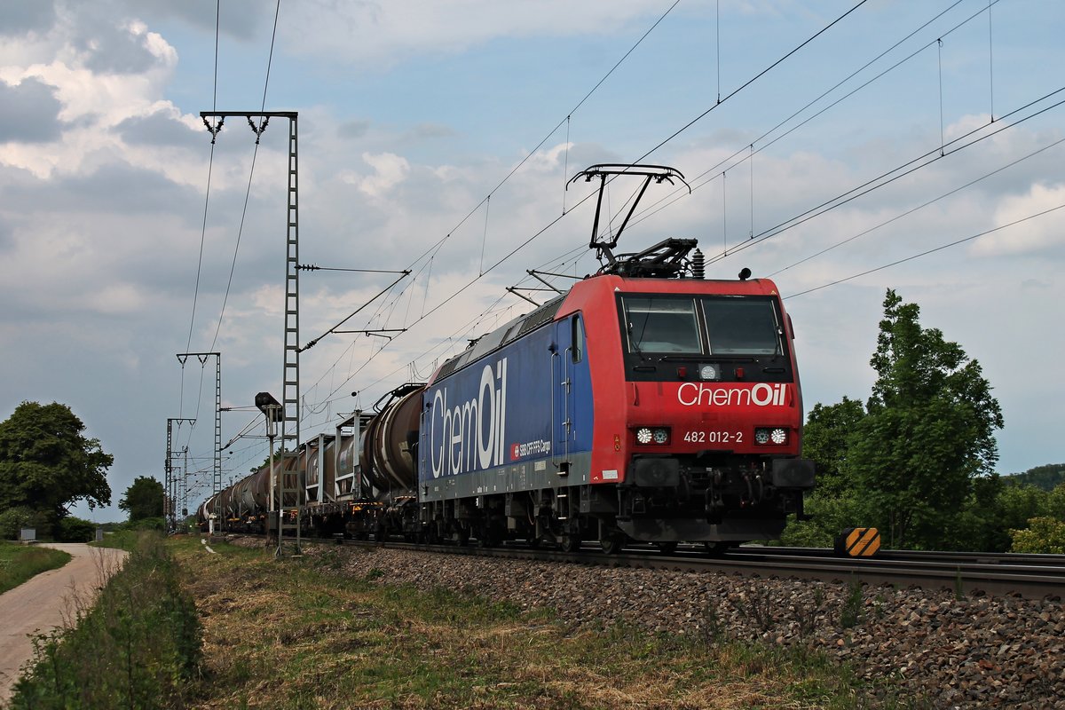 Mit dem  BASF -Zug DGS 49069 (Ludwigshafen BASF Ubf - Basel SBB Rbf) fuhr am Nachmittag des 22.05.2018 die Re 482 012-2  ChemOil  bei Müllheim (Baden) über die KBS 703 in Richtung Zielbahnhof, welcher nur noch wenige Kilometer entfernt war.