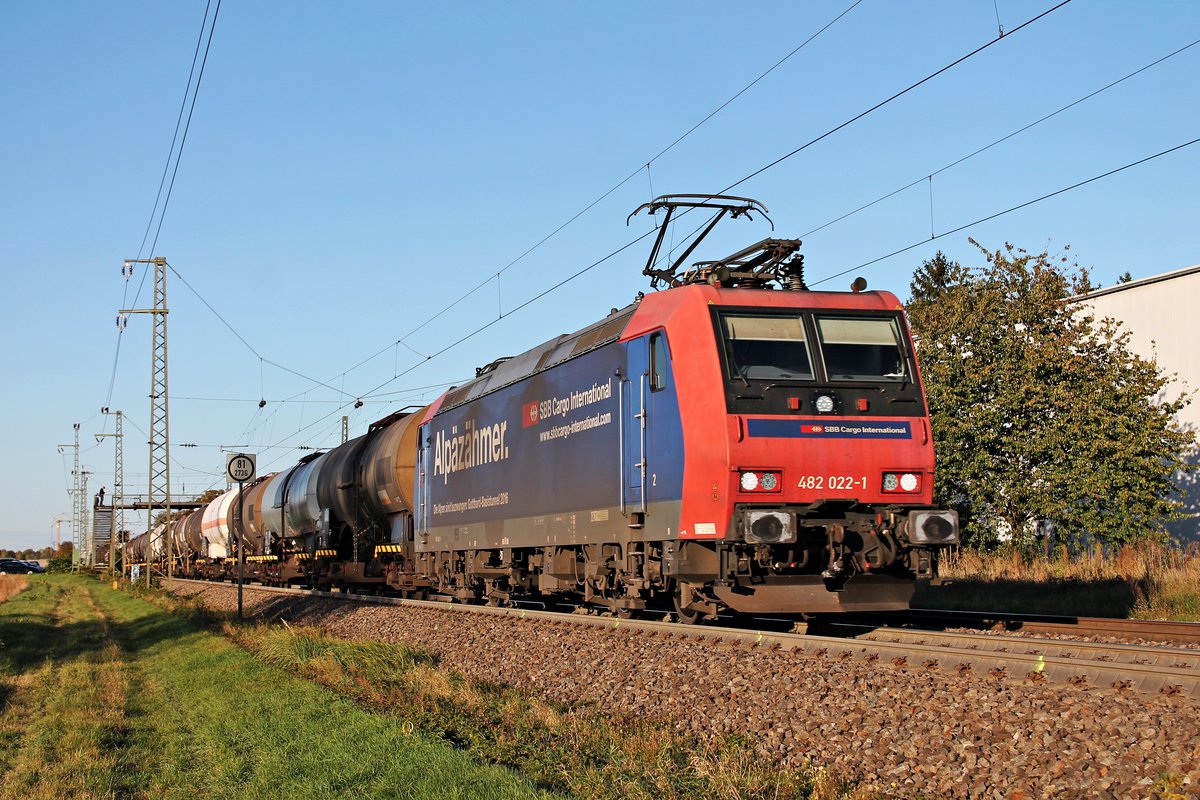 Mit dem  BASF -Zug DGS 49069 (Karlsruhe Rbf - Basel SBB Rbf) fuhr am Abend des 16.10.2019 die Re 482 022-1  Alpäzähmer  durch den Haltepunkt von Auggen über die Rheintalbahn in Richtung Zielbahnhof, welcher nur noch wenige Kilometer entfernt war.