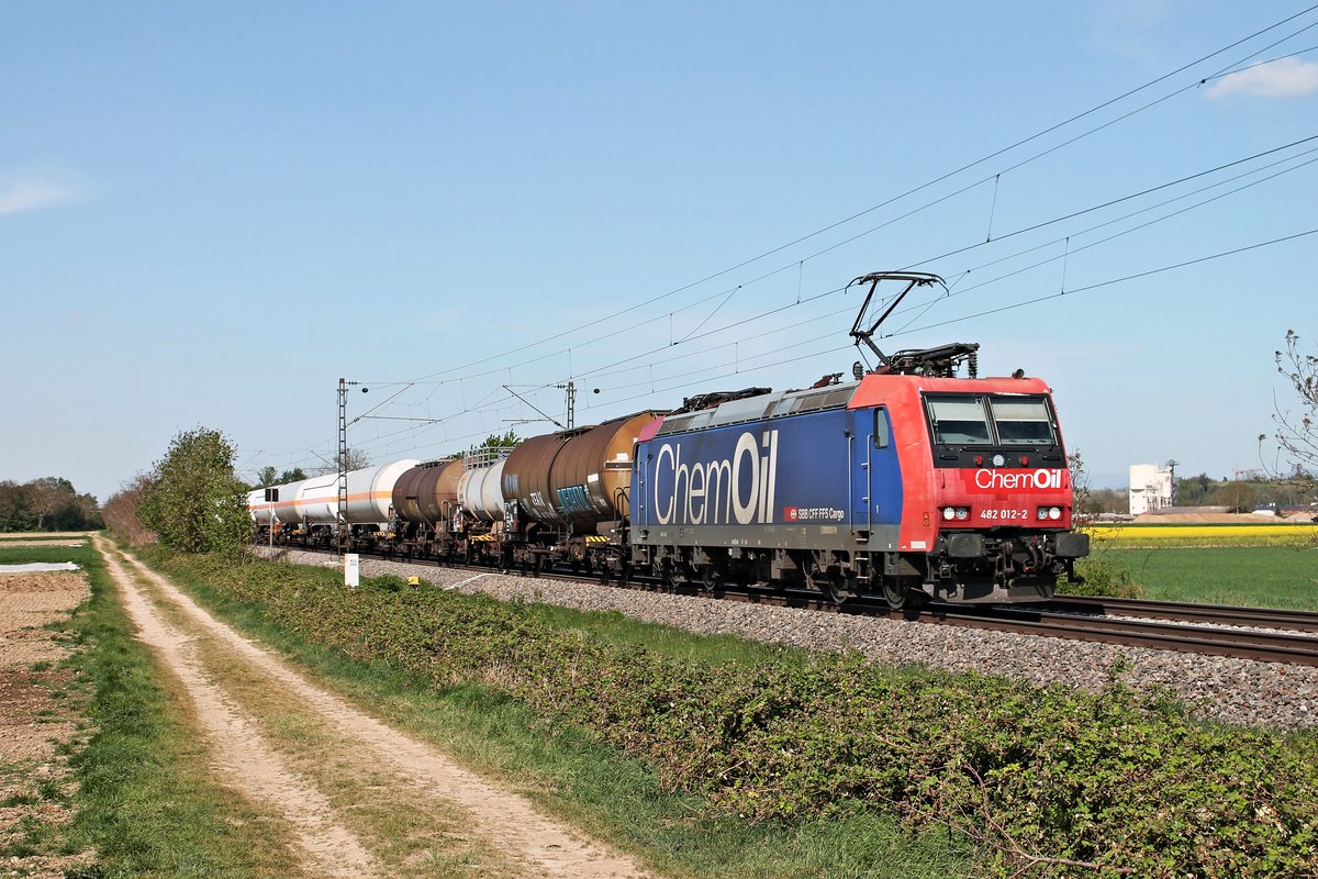 Mit dem  BASF -Zug DGS 49069 (Karlsruhe Gbf - Basel SBB RB) fuhr am Nachmittag des 20.04.2020 die Re 482 012-2  ChemOil  südlich von Buggingen über die KBS 702 durchs Rheintal in Richtung Müllheim (Baden).