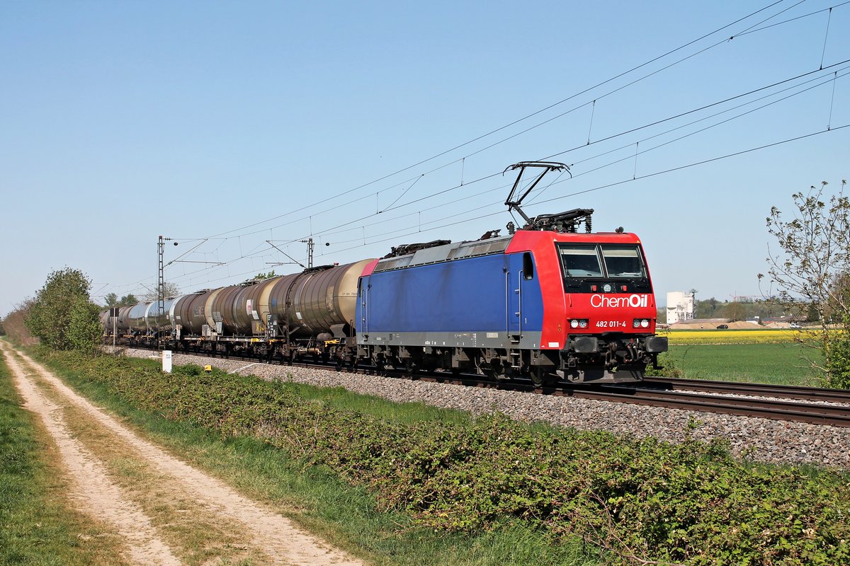 Mit dem  BASF -Zug DGS 49069 (Karlsruhe Gbf - Basel SBB RB) fuhr am Nachmittag des 22.04.2020 die Re 482 011-4 südlich von Buggingen über die KBS 702 durchs Markgräflerland in Richtung Müllheim (Baden).
