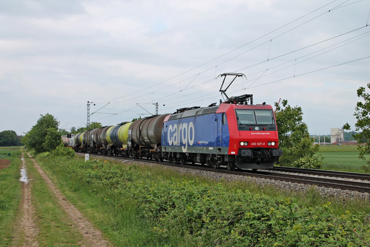 Mit dem  BASF -Zug DGS 49069 (Karlsruhe Gbf - Basel SBB RB) fuhr am Nachmittag des 14.05.2020 die Re 482 027-0 südlich von Buggingen über die Rheintalbahn durchs Markgräflerland in Richtung Müllheim (Baden).
