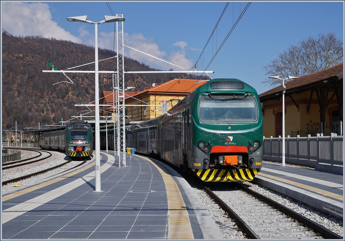 Mit dem Bau der Strecke Mendrisio - Stabio - Varese war auch die komplette Erneuerung der Stichstrecke von Arcisate nach Porte Ceresio verbunden. Das Bild zeigt den schmucken Endbahnhof des sehenswerten Ortes Porto Ceresio mit dem soeben aus Milano Porta Garibaldi eingetroffen Trenord Ale 711 161 (UIC 94 83 4711 161-9 I-TN) auf Gleis 1 und dem im Hintergrund auf Gleis 2 abgestellten Trenord ETR 245 165 (UIC 94 83 4425 165-7 I-TN). 
21. März 2018