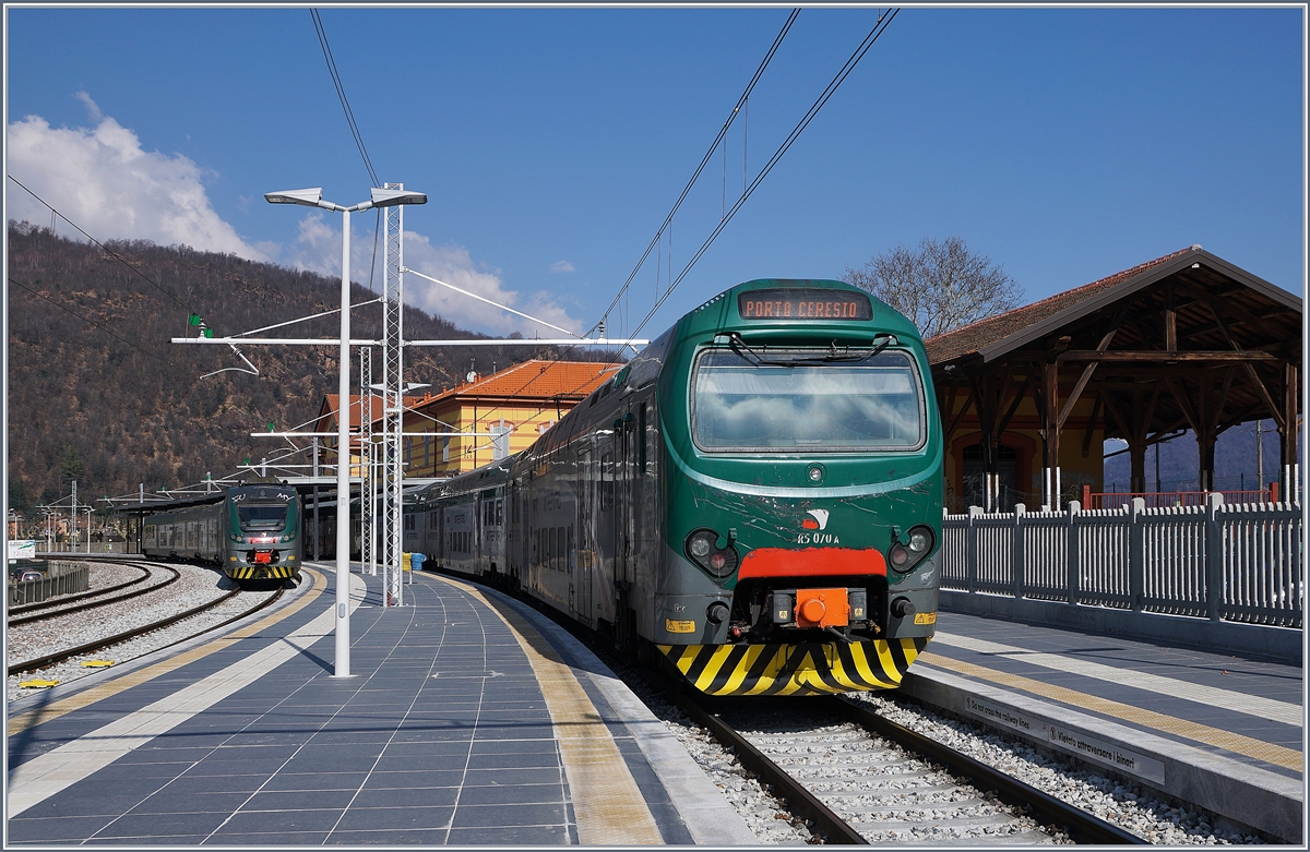 Mit dem Bau der Strecke Mendrisio - Stabio - Varese war auch die komplette Erneuerung der Stichstrecke von Arcisate nach Porte Ceresio verbunden. Das Bild zeigt den schmucken Endbahnhof des sehenswerten Ortes Porto Ceresio mit dem soeben aus Milano Porta Garibaldi eingetroffen Trenord Ale 711 161 (UIC 94 83 4711 161-9 I-TN) auf Gleis 1 und dem im Hintergrund auf Gleis 2 abgestellten Trenord ETR 425 165 (UIC 94 83 4425 165-7 I-TN).

21. März 2018