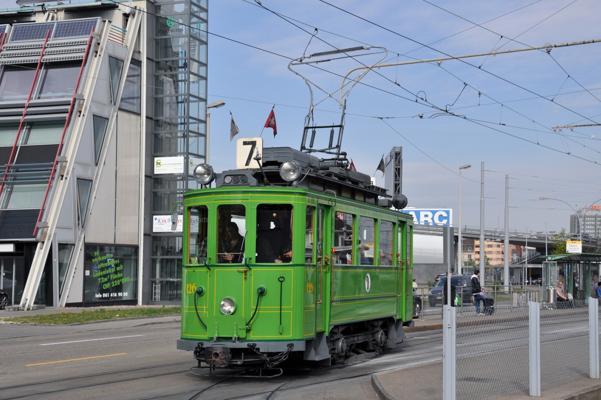 Mit dem Be 2/2 126 aus dem Jahre 1908 finden Publikumsfahrten durch die Stadt Basel statt. Hier kommt der Wagen zum Depot Dreispitz zurück. Die Aufnahme stammt vom 12.04.2014.