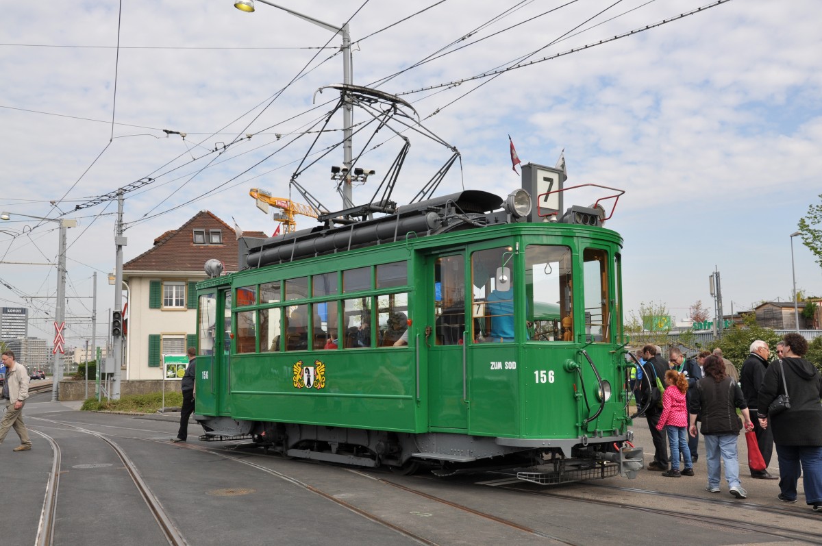 Mit dem Be 2/2 156 aus dem Jahre 1920 finden Publikumsfahrten durch die Stadt Basel statt. Hier kommt nimmt der Wagen neue Fahrgäste auf und geht auf eine neue Runde. Die Aufnahme stammt vom 12.04.2014.
