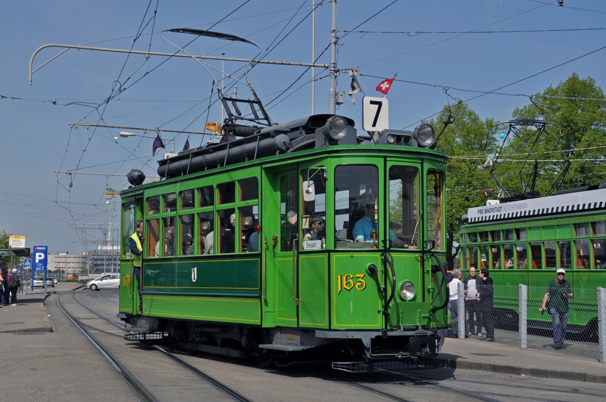 Mit dem Be 2/2 163 aus dem Jahre 1921 finden Publikumsfahrten durch die Stadt Basel statt. Hier kommt der Wagen zum Depot Dreispitz zurück. Die Aufnahme stammt vom 12.04.2014.