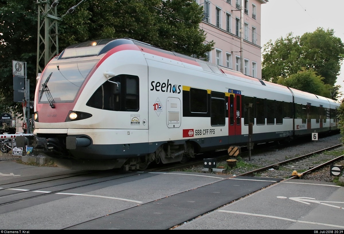 Mit dem Befahren dieses Bahnübergangs am Konstanzer Konzil erreicht RABe 521 206 (Stadler FLIRT) der SBB GmbH (SBB) als SBB87709  Seehas  von Engen seinen Endbahnhof Konstanz.
[8.7.2018 | 20:39 Uhr]
