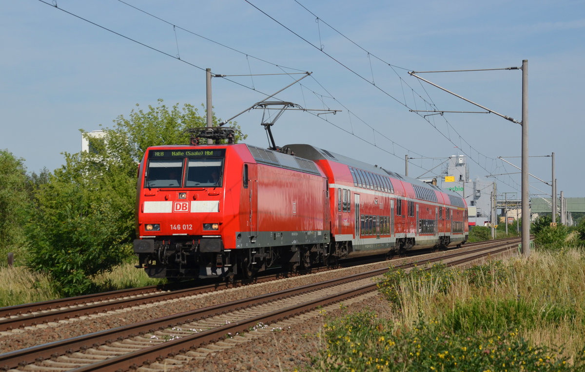 Mit dem Beginn der Bauarbeiten und der damit verbundenen Streckensperrung in Köthen werden die RE nun von Halle(S) über Bitterfeld und Dessau nach Magdeburg gefahren. Hier passiert 146 012 am 18.06.19 Greppin Richtung Bitterfeld.