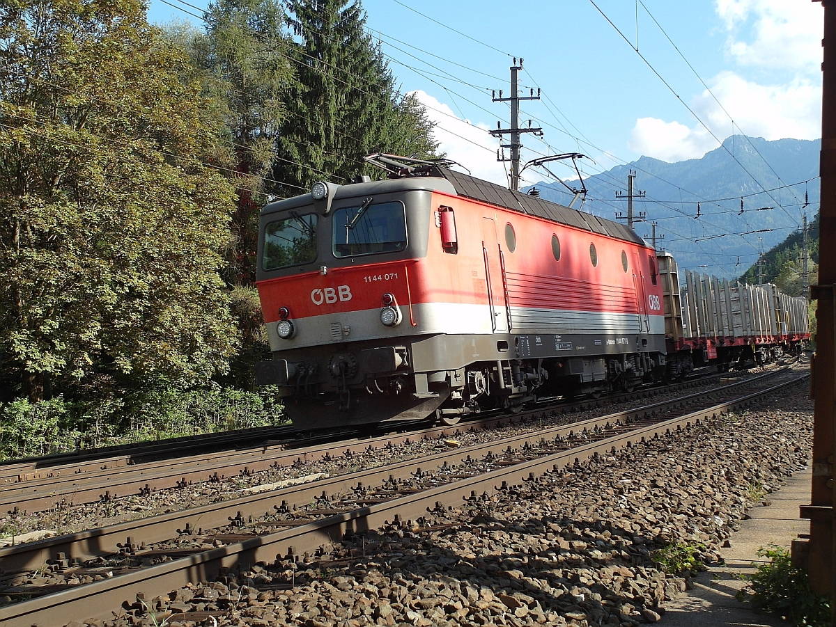 Mit dem Bergkamm der Karawanken im Hintergrund kommt dem Fotografen zwischen Fürnitz und Villach-Warmbad 1144 071-8 auf der Fahrt Richtung Villach entgegen (17.09.2014).