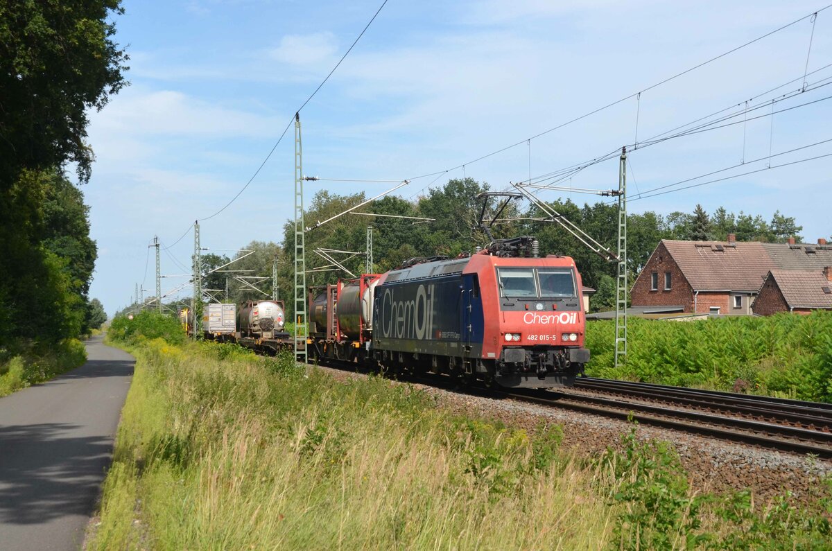 Mit dem Bertschi-Containerzug von Ruhland nach Ludwigshafen BASF rollte 482 015 am 15.08.21 durch Radis Richtung Bitterfeld.