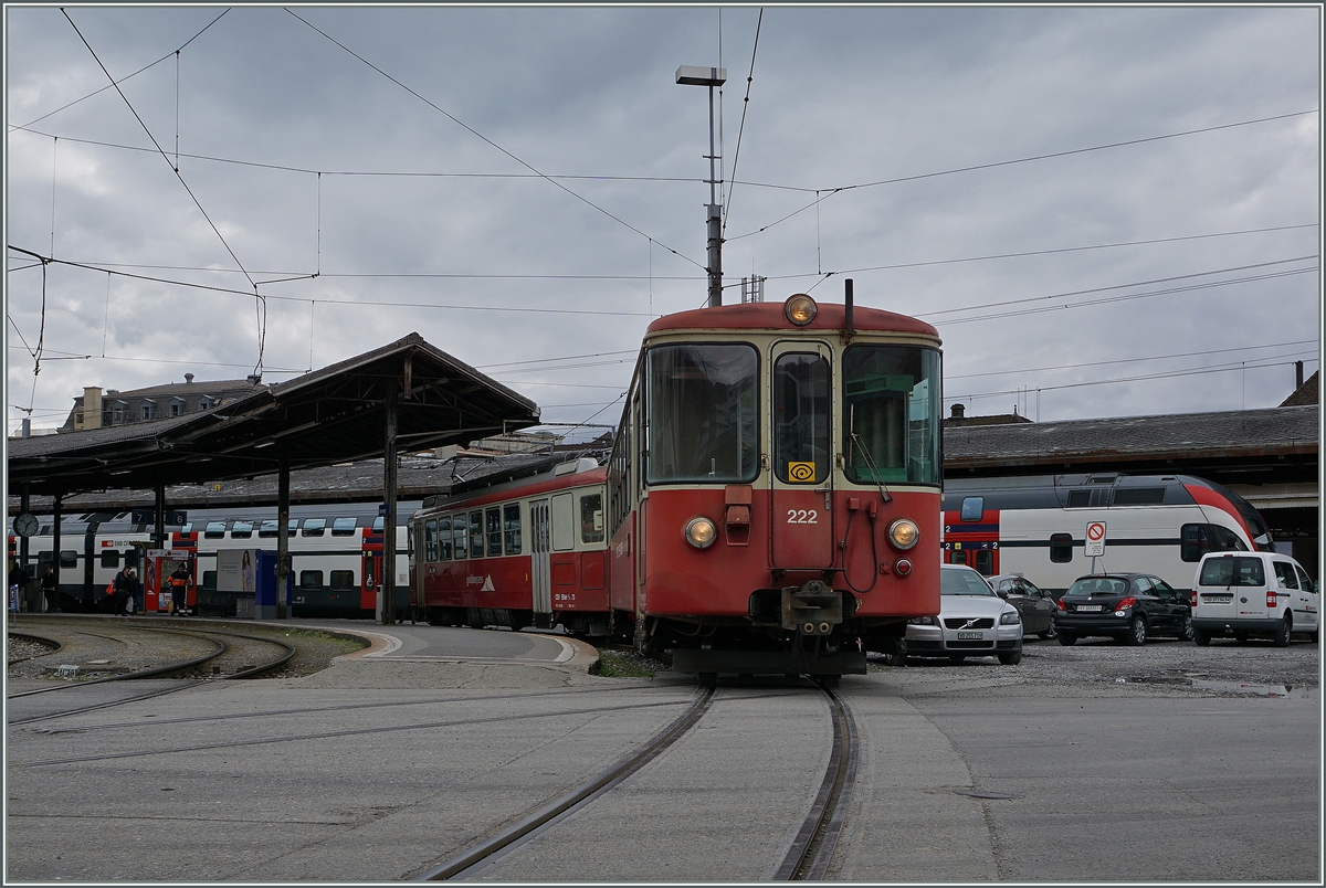 Mit dem Bt 222 an der Spitze wartet der BDeh 2/4 darauf, den Regionalzug nach Blonay zu schieben. Im Vordergrund ist das kreuzende Normalspurgleis zu sehen, dass vor Jahren die geleich nördlch des Bahnhofs gelegenen Industriebetriebe nutzten.
7. April 2016