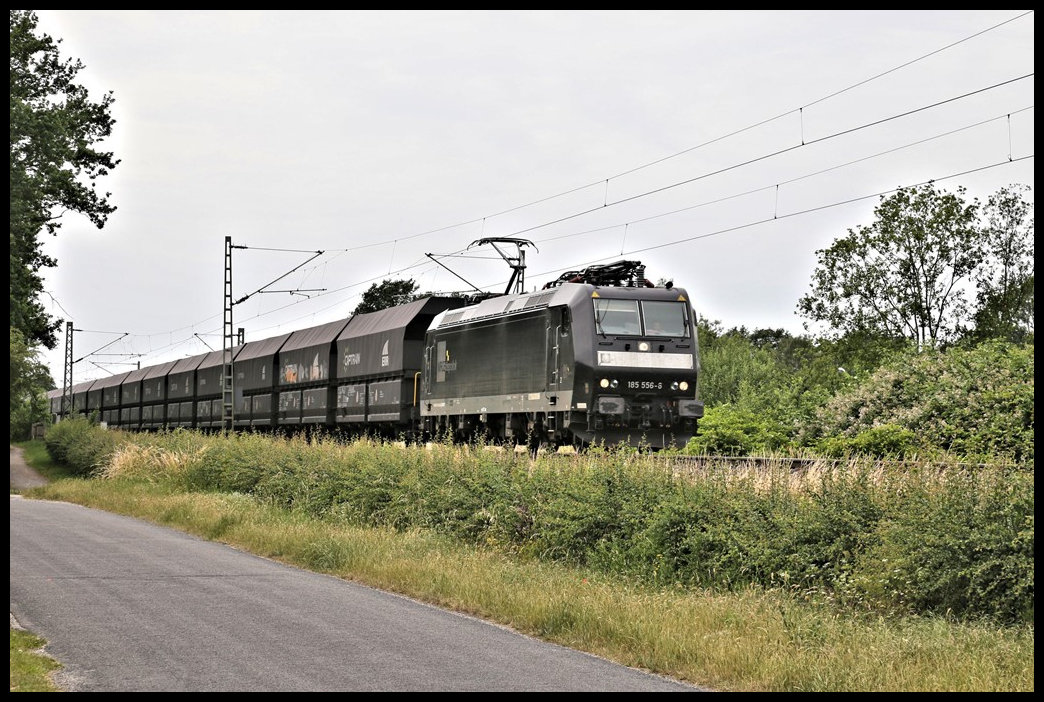 Mit dem Captrain Kohlependel kam am 17.6.2022 die MRCE Lok 185556-6 um 14.37 Uhr in Richtung Norden fahrend durch Hasbergen.