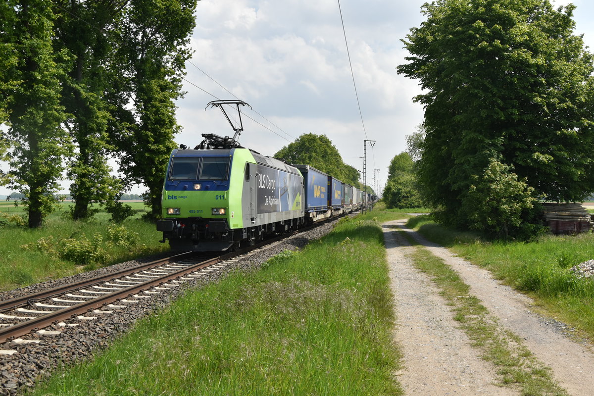 Mit dem Cargobeamer kommt die BLS 4485 011 am Samstag den 18.5.2019 bei Boisheim nach Kaldenkirchen gefahren. 