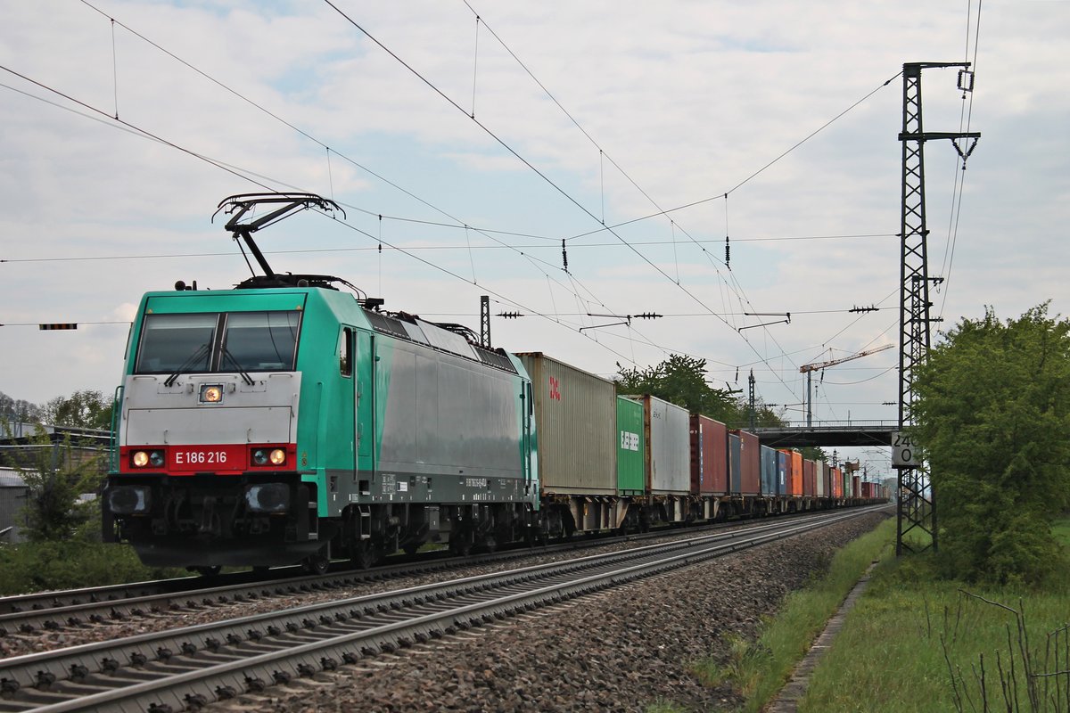 Mit dem Containerzug DGS 44500 (Basel Bad Rbf - Kaldenkirchen) fuhr am Nachmittag des 06.05.2019 die ATLU/RTX E 186 216 südlich vom Haltepunkt von Auggen über die KBS 703 durchs Rheintal in Richtung Freiburg (Breisgau).