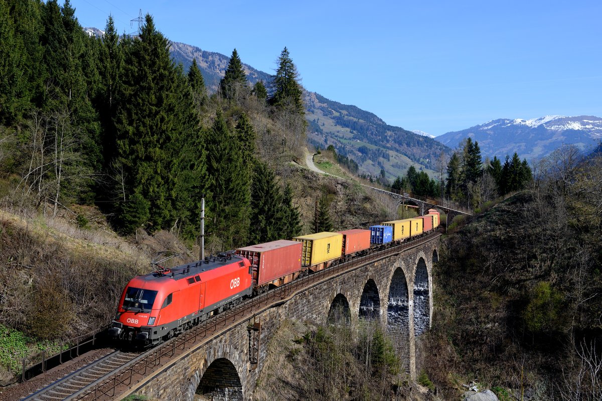 Mit dem Containerzug G 41837 konnte 1116.279 am 22. April 2015 auf dem Hundsdorfer Viadukt bei Bad Hofgastein abgelichtet werden.