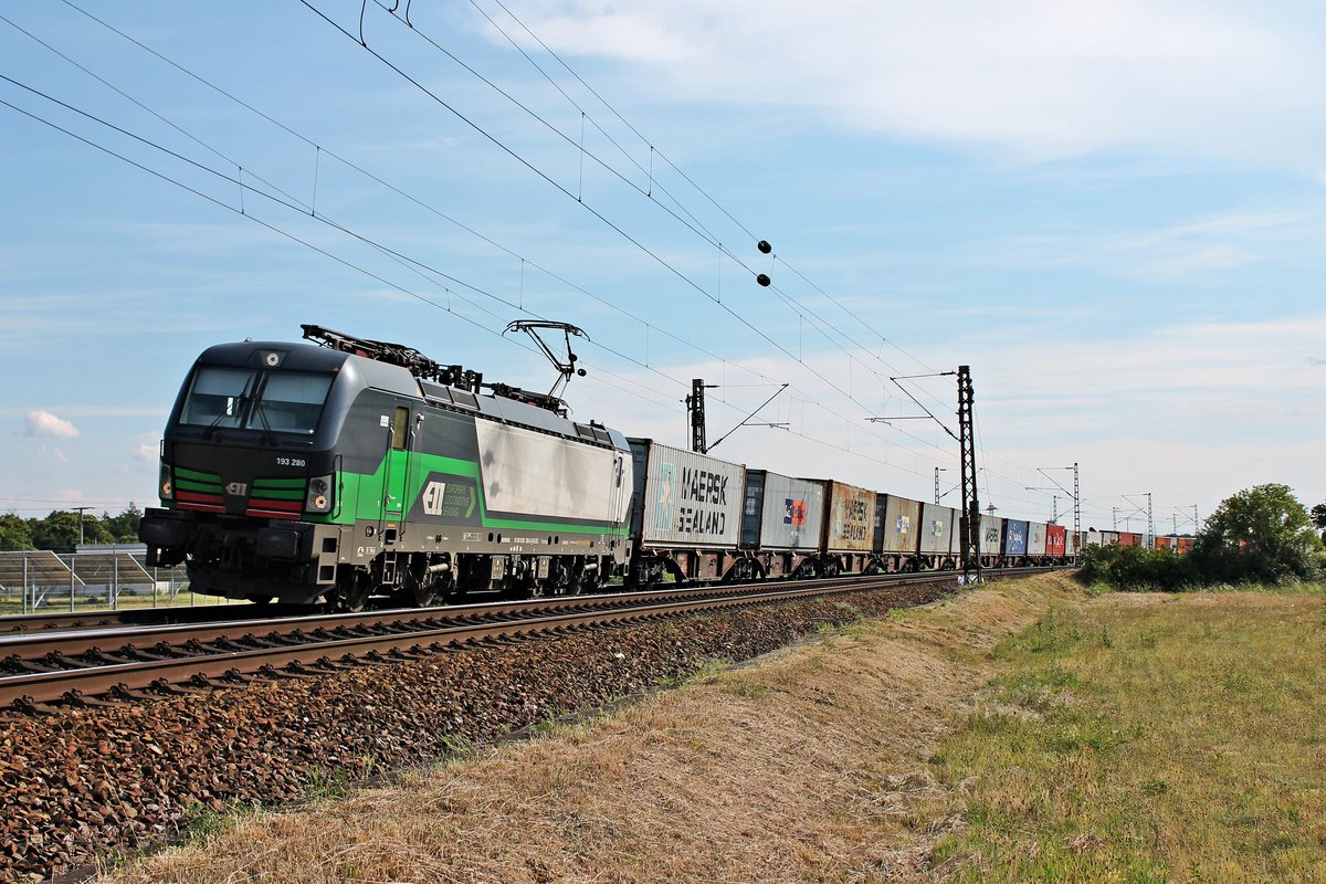 Mit dem Containerzug (Wolfurt - Rotterdam Waalhaven) fuhr am späten Nachmittag des 03.06.2020 die ELL/LTE 193 280 nördlich von Waghäusel über die KBS 700 (Rheinbahn) in Richtung Mannheim.