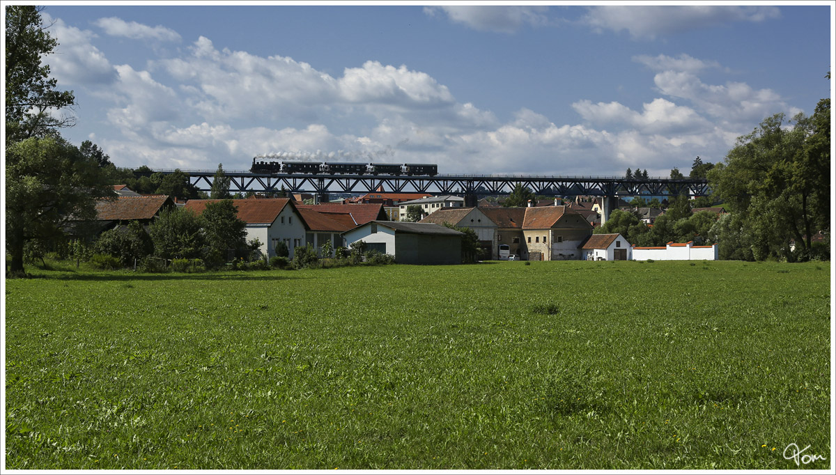  Mit dem Dampfzug zum Kruterfest  - Dampflok 92.2271 vom MLV, fhrt mit dem Morgenzug von Schwarzenau nach Zwettl, hier zu sehen bei der Querung der Brcke vom Bahnhof Zwettl nach Zwettl Stadt. 
15.8.2013 
