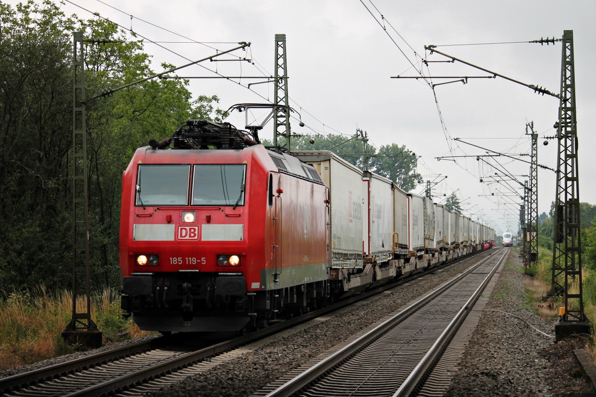Mit dem DB Schenker KLV fuhr am 12.07.2014 die 185 119-5 durch den Bahnhof von Orschweier gen Norden.