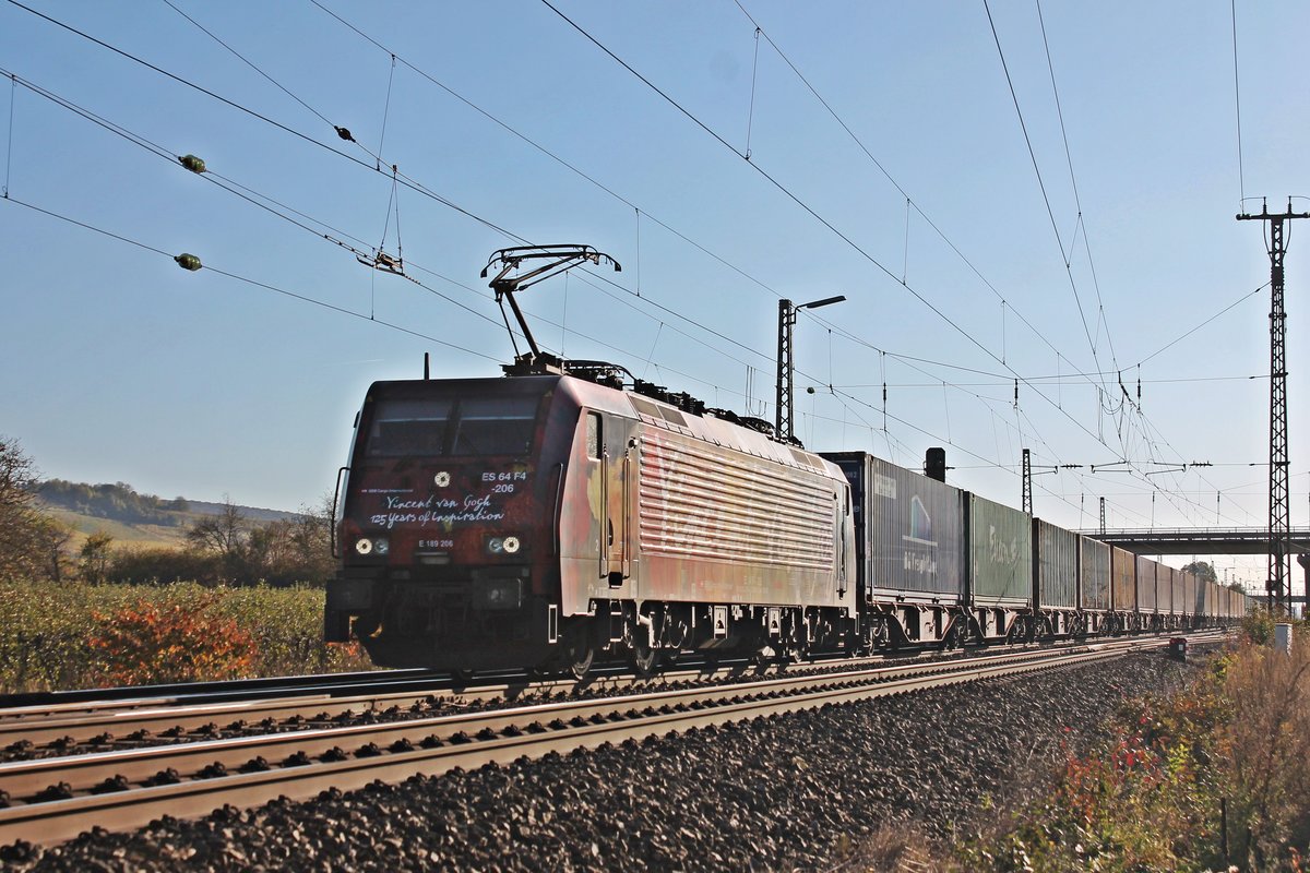 Mit dem DGS 40030 (Melzo Scalo - Rotterdam Waalhaven) fuhr am Nachmittag des 31.10.2017 die MRCE/SBBCI ES 64 F4-206 (189 206-6)  Vincent Van Gogh  durchs die Überholgleis im Bahnhof Müllheim (Baden) in Richtung Freiburg (Breisgau).