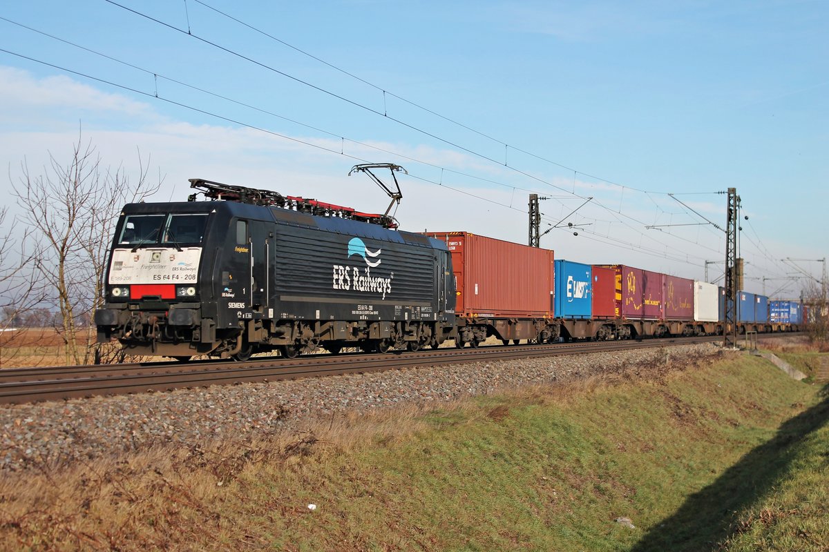 Mit dem DGS 40031 (Rotterdam Waalhaven - Melzo Scalo) fuhr am 22.12.2016 die MRCE/ERSR ES 64 F4-208 (189 208-2)  ERS Railways  bei Hügelheim in RIchutng Schweizer Grenze.