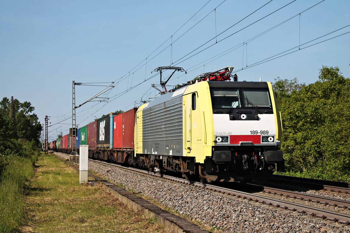 Mit dem DGS 40031 (Rotterdam Waalhaven - Melzo Scalo) fuhr am Nachmittag des 23.05.2019 die MRCE/SBBCI ES 64 F4-089 (189 989-7), welche eine der wenigen noch Dispolok lackierten MRCE 189er ist, südlich vom Hp. Buggingen über die KBS 703 durchs Markgräflerland in Richtung Basel.